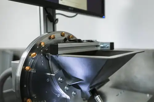 KI-gestützte Haselnusssortiermaschine von IFSYS